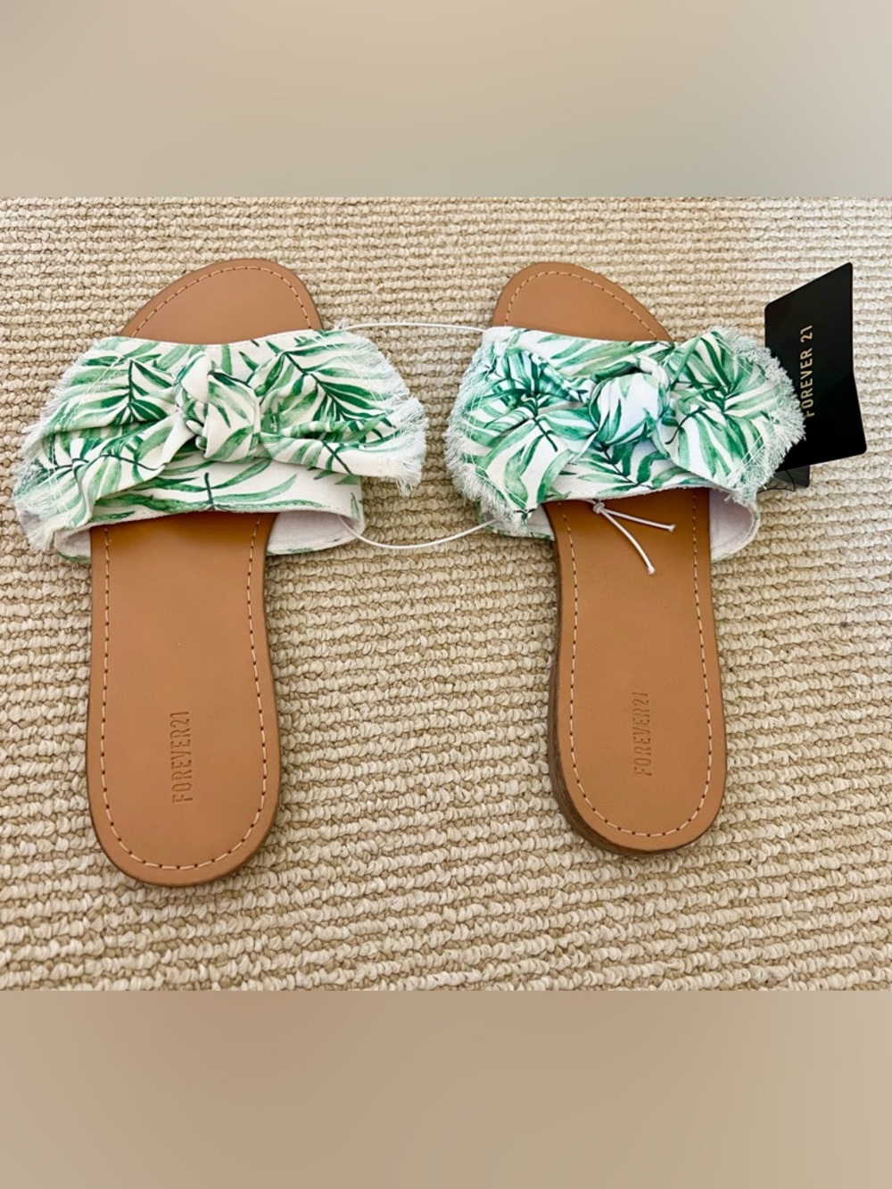 NWT Palm-Print Green & White Slide Sandals - Size 7.5